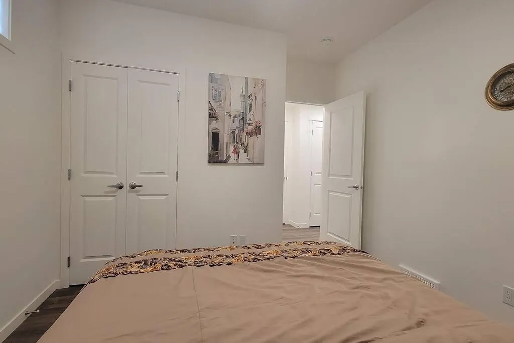 Appartamento Brand New Suite In The Lakes YYC Canada