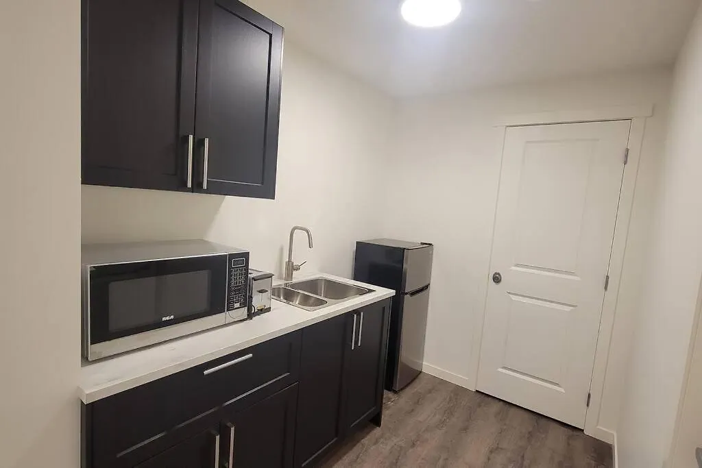 Brand New Suite In The Lakes YYC 0*,